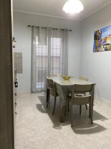 - une salle à manger avec une table et des chaises dans l'établissement Casa Mary, à Tropea