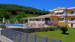 une grande maison jaune avec une clôture et une piscine dans l'établissement Alexander's House, à Parga 36 autres photos