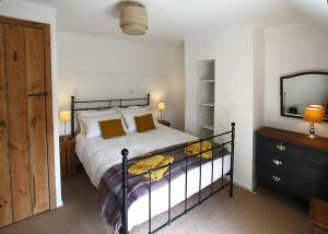 A bed or beds in a room at Cozy cottage overlooking fields, Upwell