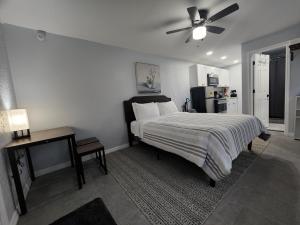 - une chambre avec un lit et un ventilateur de plafond dans l'établissement STUDIO 4A, à Lakeland