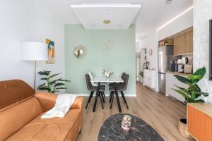 een woonkamer met een bank en een tafel bij Exquisite Couples Delight with free bikes & parking in Split