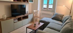 uma sala de estar com um sofá e uma televisão de ecrã plano em Milano centro, Castaldi's House. em Milão