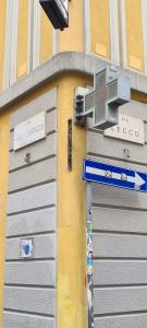 znak uliczny na boku budynku w obiekcie Milano centro, Castaldi's House. w Mediolanie