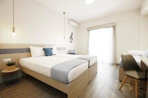 1 dormitorio con 1 cama grande y 1 mesa en Akti Liakada Hotel, en Gerakini