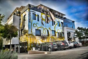 波兹南Hotel Ramka & Restaurant & Wine Bar的前面停着汽车的建筑物