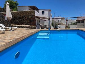 Bazén v ubytovaní Vivienda Vacacional Casa Lola alebo v jeho blízkosti + 21 fotografií