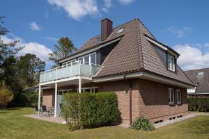 une maison avec un toit en haut dans l'établissement Gästehaus Wohnung 3, à Wyk auf Föhr
