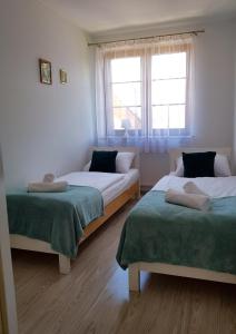 a room with two beds and a window at Apartament Paryski in Karpacz