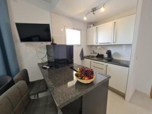 Kuchyň nebo kuchyňský kout v ubytování Precioso apartamento con piscinas y vistas al mar.