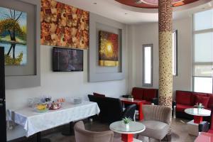 Reštaurácia alebo iné gastronomické zariadenie v ubytovaní Luander Hotel