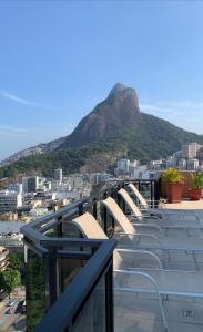 uma vista para uma cidade com uma montanha ao fundo em Top Flat Leblon, Piscina Vista Mar, 2 Quadras da Praia, Academia Vista Mar e Arrumação Diária By Tata no Rio de Janeiro