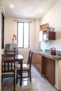 Kuchyň nebo kuchyňský kout v ubytování Maui Hostels Playa del Carmen