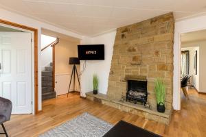 TV a/nebo společenská místnost v ubytování Findon House- Stylish & Spacious 3BR 10mins close to Airport