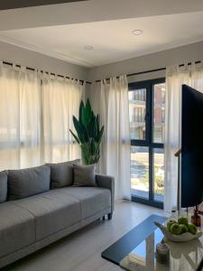 un soggiorno con divano e una grande finestra di Sweet Home Apartment a Istanbul