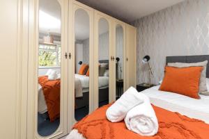 Katil atau katil-katil dalam bilik di Findon House- Stylish & Spacious 3BR 10mins close to Airport