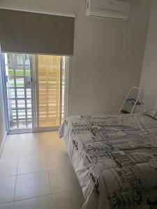 1 dormitorio con 1 cama, 1 silla y 1 ventana en Enjoy Cancun, en Cancún