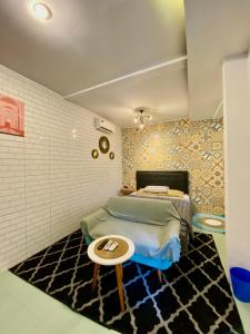 1 dormitorio con 1 cama y 1 mesa en MashBrow Hostel, en Yogyakarta