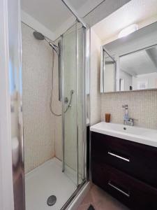Uma casa de banho em ComeCasa Entire House Port View - Two Bedrooms
