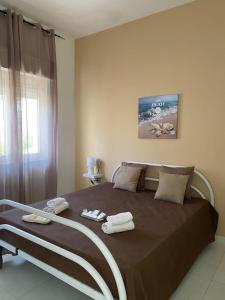 a bedroom with a large bed with towels on it at Il Giardino Di Capo Vaticano B&B and Apartments in Capo Vaticano