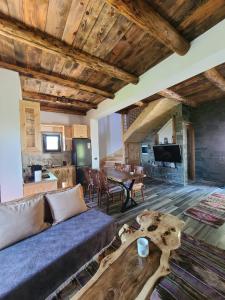 ein Wohnzimmer mit einem blauen Sofa und einem Tisch in der Unterkunft Kulla Relax in Elbasan