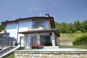 een villa met een zwembad en een huis bij Casa Monstagol in Soiano del Lago