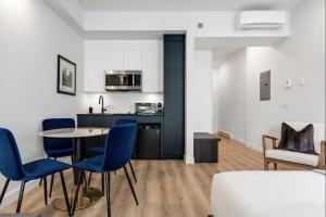 une cuisine et un salon avec une table et des chaises dans l'établissement INITIAL - JAMES BOND 007 - Centre ville de Quebec, à Québec