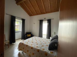 Postel nebo postele na pokoji v ubytování A QUINTA DAS FLORES: Casa do Corvo