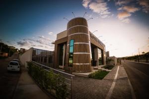 サリナスにあるHotel Du Valle - Salinas - MGの建物の前に車が駐車されている