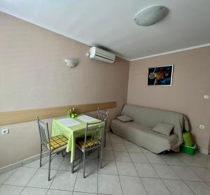een woonkamer met een tafel en een bank bij Apartments Matušan in Rab