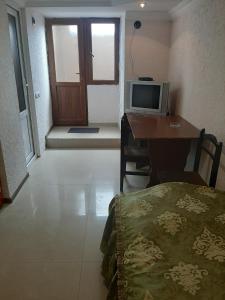 Televisyen dan/atau pusat hiburan di NarVar Hotel +23 gambar