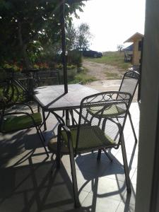 einen Tisch und Stühle auf einer Veranda mit Sonnenschirm in der Unterkunft SEA VIEW in Zadar