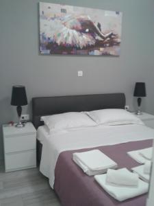 Schlafzimmer mit einem Bett mit Wandgemälde in der Unterkunft SEA VIEW in Zadar
