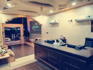 a hair salon with a counter and a waiting room at أسفار الأولى للشقق المخدومة in Al Multasa