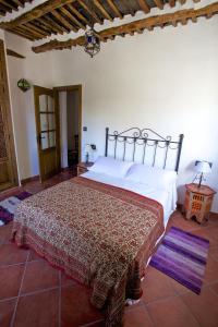 ein Schlafzimmer mit einem großen Bett in einem Zimmer in der Unterkunft Casa Carole - 3 Bedroom Luxury Apartment in Bubión