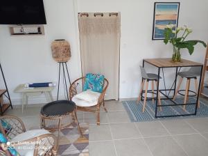 salon ze stołem i krzesłami w obiekcie Studio Gujan-mestras w mieście Gujan-Mestras +3 zdjęcia