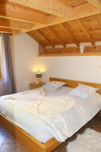 מיטה או מיטות בחדר ב-Chalet Savoyard Balcon de Villy