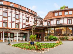 um grande edifício com um pátio em frente em Landhotel Der Schwallenhof em Bad Driburg