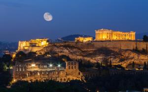 uma vista para a acrópole de Atenas à noite em Priamos Hotel Erato em Atenas