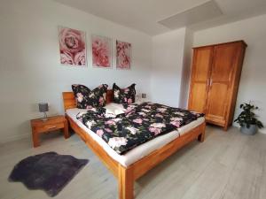 una camera da letto con un letto con copriletto bianco e nero di Ferienwohnung BlumenMeer a Ostseebad Karlshagen