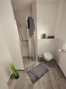 un piccolo bagno con doccia e servizi igienici di Ferienwohnung BlumenMeer a Ostseebad Karlshagen