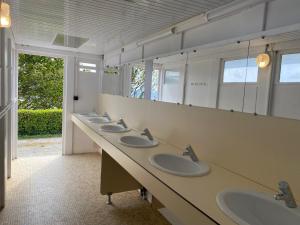 A bathroom at Camping Cap-Ouest