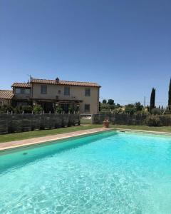 a large swimming pool in front of a house at La Rugantina in Cortona