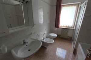A bathroom at Appartamenti Ciasa Molin Még 19 kép