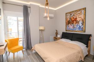 Кровать или кровати в номере ORFEAS & NIOVI suites AXD