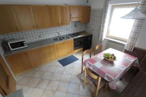 A kitchen or kitchenette at Appartamenti Ciasa Molin