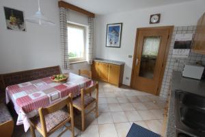A kitchen or kitchenette at Appartamenti Ciasa Molin
