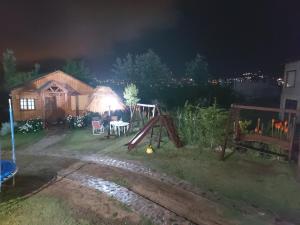 un cortile di notte con una yurta e un tavolo di Aires de Tafi a Tafí del Valle