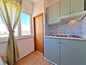 Una cocina o zona de cocina en Rooms and Apartments Porat