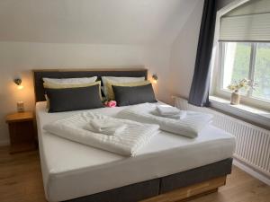 1 cama blanca grande con 2 almohadas en Appartement 6 ARA, en Bergen auf Rügen