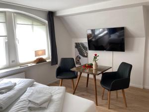 - un salon avec un lit, une table et des chaises dans l'établissement Appartement 6 ARA, à Bergen auf Rügen